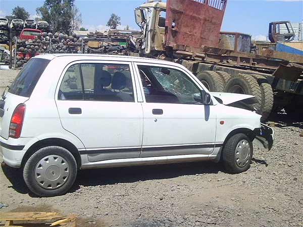  Daihatsu Cuore 2002    EN DESARME