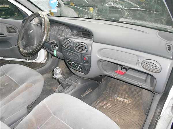  Renault MEGANE 2001    EN DESARME