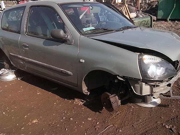  Renault CLIO 2006    EN DESARME