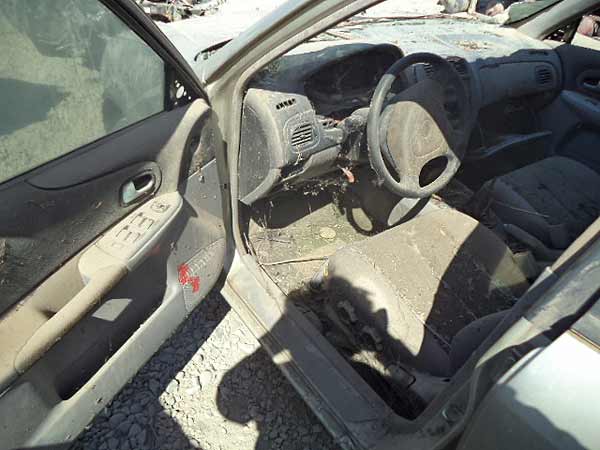  Mazda 323 2002    EN DESARME