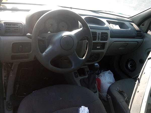  Renault CLIO 2006    EN DESARME